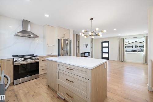 13515 67 Street, Edmonton, AB - Indoor Photo Showing Kitchen With Upgraded Kitchen