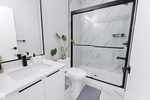 1524 17 Avenue, Edmonton, AB - Indoor Photo Showing Bathroom