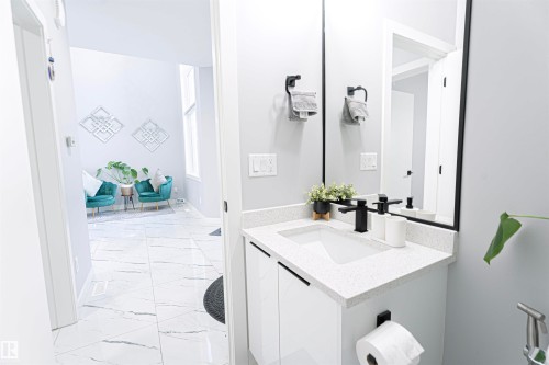 1524 17 Avenue, Edmonton, AB - Indoor Photo Showing Bathroom