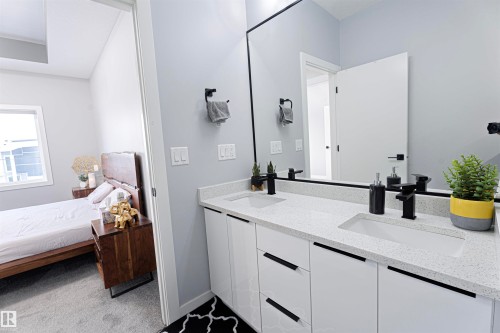 1524 17 Avenue, Edmonton, AB - Indoor Photo Showing Bathroom