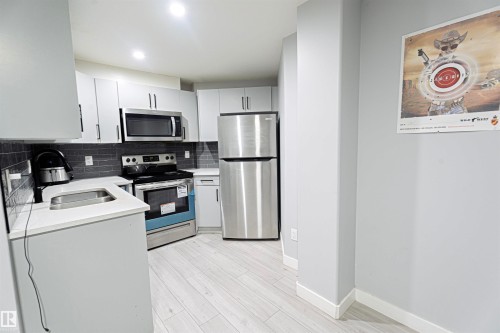1524 17 Avenue, Edmonton, AB - Indoor Photo Showing Kitchen