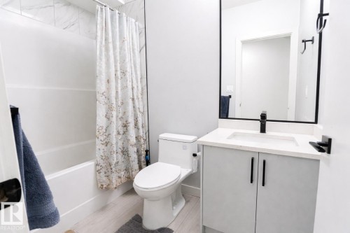 1524 17 Avenue, Edmonton, AB - Indoor Photo Showing Bathroom