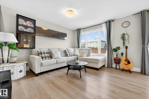 17604 8 Avenue, Edmonton, AB - Indoor Photo Showing Living Room