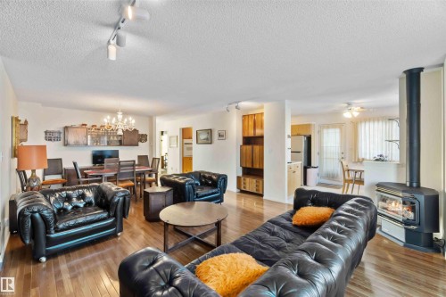 11620 170 Avenue, Edmonton, AB - Indoor Photo Showing Living Room