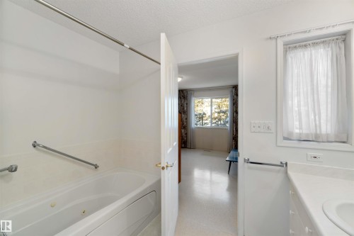 11620 170 Avenue, Edmonton, AB - Indoor Photo Showing Bathroom