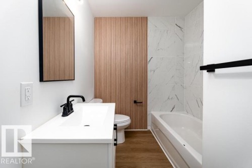 8522/8524 84 Avenue, Edmonton, AB - Indoor Photo Showing Bathroom