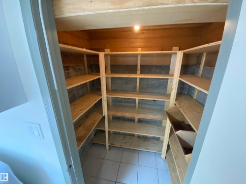 4809 54A Avenue, Vegreville, AB - Indoor With Storage