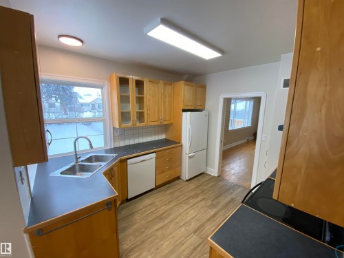 4809 54A Avenue, Vegreville, AB - Indoor Photo Showing Kitchen With Double Sink
