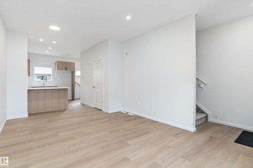 4277 Kinglet Drive, Edmonton, AB - Indoor Photo Showing Kitchen