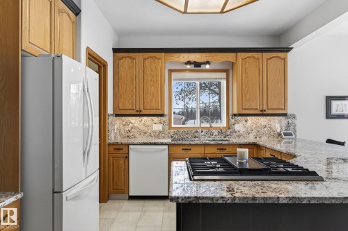 47 Willow Springs Crescent, Sylvan Lake, AB - Indoor Photo Showing Kitchen
