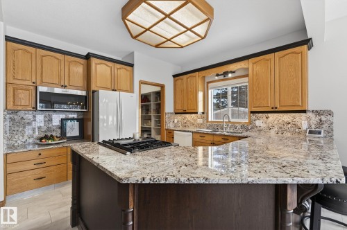 47 Willow Springs Crescent, Sylvan Lake, AB - Indoor Photo Showing Kitchen With Upgraded Kitchen