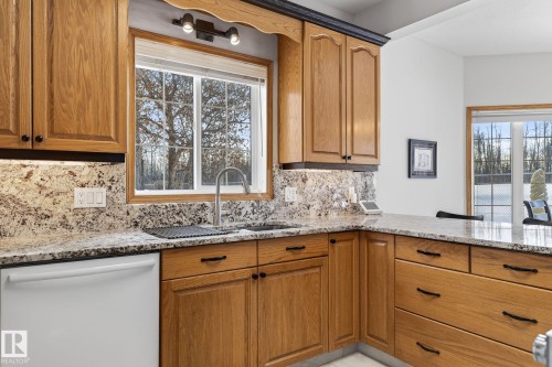 47 Willow Springs Crescent, Sylvan Lake, AB - Indoor Photo Showing Kitchen