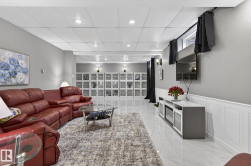 47 Willow Springs Crescent, Sylvan Lake, AB - Indoor Photo Showing Living Room