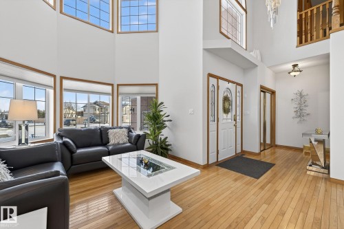 47 Willow Springs Crescent, Sylvan Lake, AB - Indoor Photo Showing Living Room