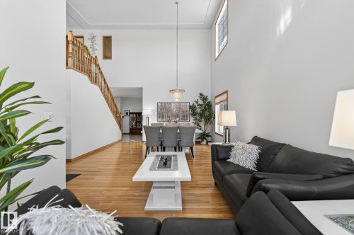 47 Willow Springs Crescent, Sylvan Lake, AB - Indoor Photo Showing Living Room