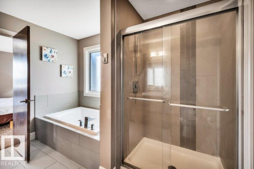 7647 181 Avenue, Edmonton, AB - Indoor Photo Showing Bathroom