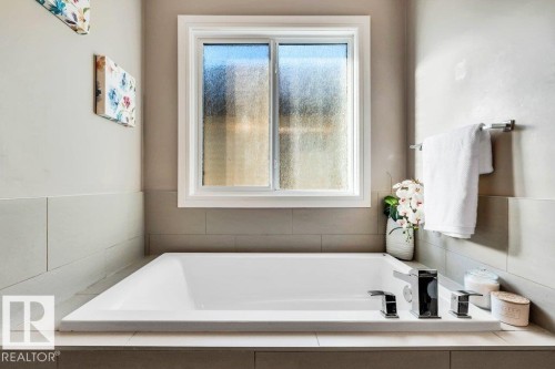 7647 181 Avenue, Edmonton, AB - Indoor Photo Showing Bathroom