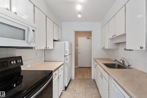 102 11450 40 Avenue, Edmonton, AB - Indoor Photo Showing Kitchen