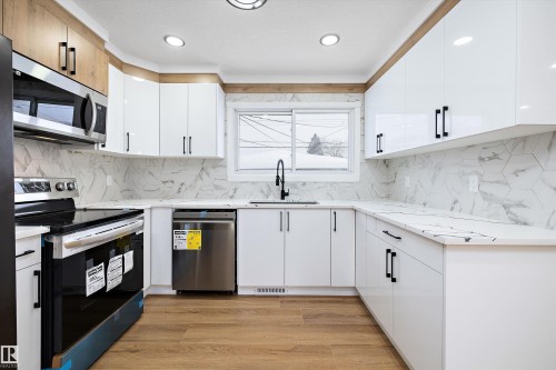 13519 109 Street, Edmonton, AB - Indoor Photo Showing Kitchen With Upgraded Kitchen