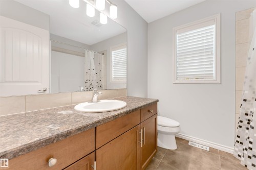 6723 19 Avenue, Edmonton, AB - Indoor Photo Showing Bathroom