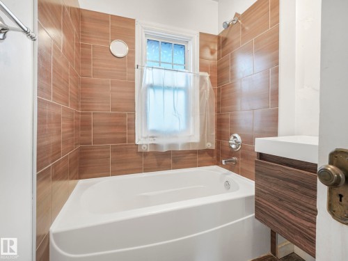 10975 123 Street, Edmonton, AB - Indoor Photo Showing Bathroom