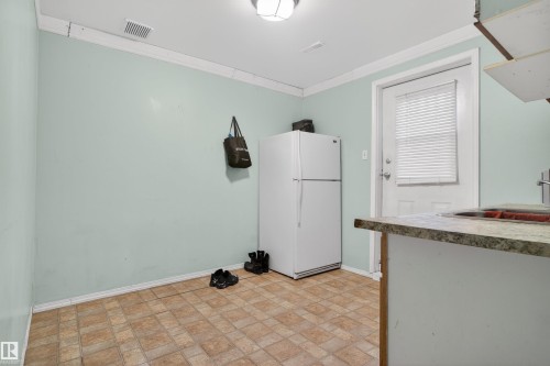 1732 61 Street, Edmonton, AB - Indoor