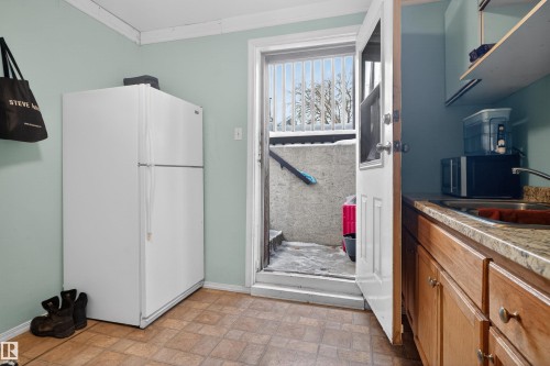 1732 61 Street, Edmonton, AB - Indoor