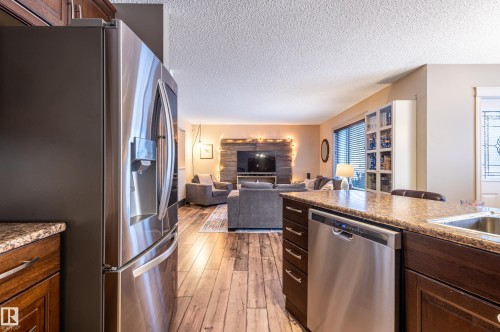 161 Hayward Crescent, Edmonton, AB - Indoor Photo Showing Kitchen