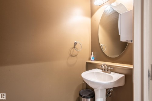161 Hayward Crescent, Edmonton, AB - Indoor Photo Showing Bathroom