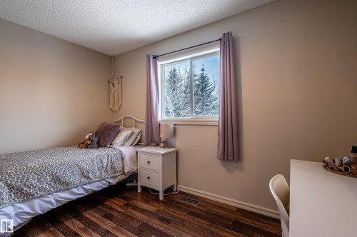 161 Hayward Crescent, Edmonton, AB - Indoor Photo Showing Bedroom