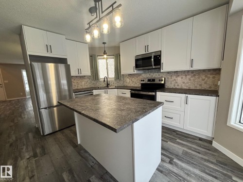 46 Matthew Road, Spruce Grove, AB - Indoor Photo Showing Kitchen With Stainless Steel Kitchen With Upgraded Kitchen