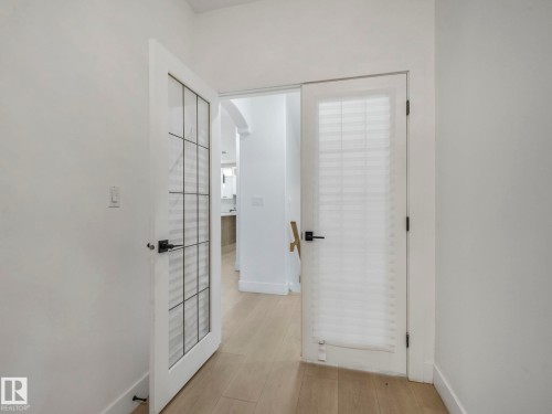 572 Butterworth Way, Edmonton, AB - Indoor Photo Showing Other Room