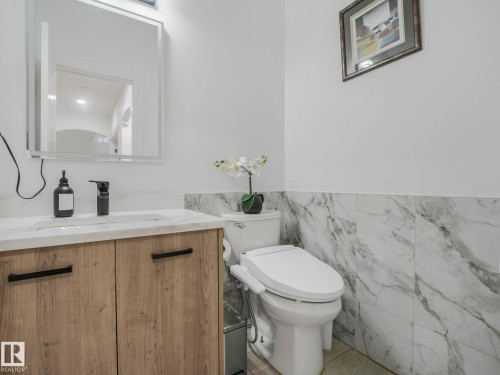 572 Butterworth Way, Edmonton, AB - Indoor Photo Showing Bathroom