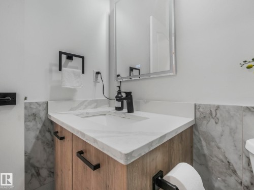 572 Butterworth Way, Edmonton, AB - Indoor Photo Showing Bathroom