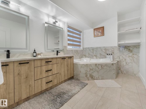 572 Butterworth Way, Edmonton, AB - Indoor Photo Showing Bathroom