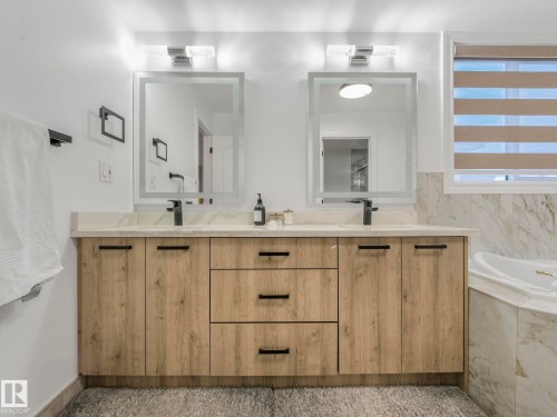 572 Butterworth Way, Edmonton, AB - Indoor Photo Showing Bathroom