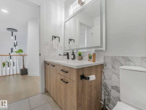 572 Butterworth Way, Edmonton, AB - Indoor Photo Showing Bathroom