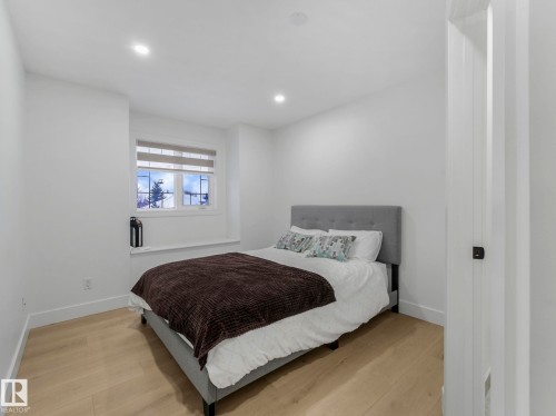 572 Butterworth Way, Edmonton, AB - Indoor Photo Showing Bedroom