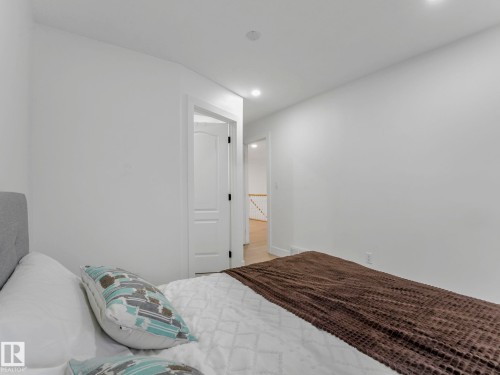 572 Butterworth Way, Edmonton, AB - Indoor Photo Showing Bedroom