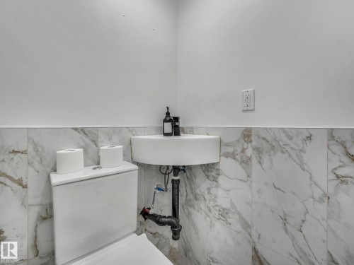 572 Butterworth Way, Edmonton, AB - Indoor Photo Showing Bathroom