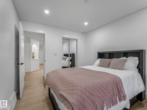 572 Butterworth Way, Edmonton, AB - Indoor Photo Showing Bedroom