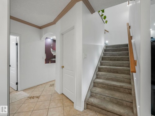 572 Butterworth Way, Edmonton, AB - Indoor Photo Showing Other Room