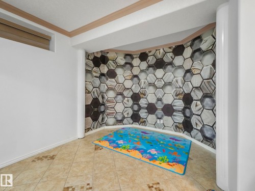 572 Butterworth Way, Edmonton, AB - Indoor Photo Showing Other Room