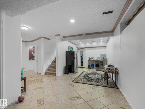 572 Butterworth Way, Edmonton, AB - Indoor Photo Showing Other Room