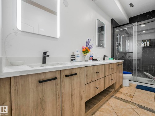 572 Butterworth Way, Edmonton, AB - Indoor Photo Showing Bathroom