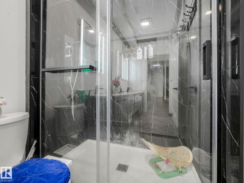 572 Butterworth Way, Edmonton, AB - Indoor Photo Showing Bathroom