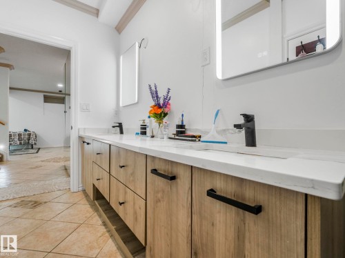 572 Butterworth Way, Edmonton, AB - Indoor Photo Showing Bathroom