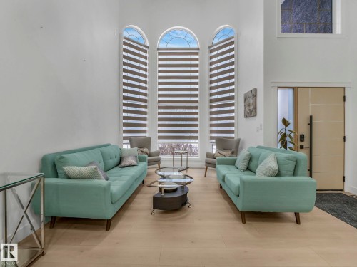 572 Butterworth Way, Edmonton, AB - Indoor Photo Showing Living Room