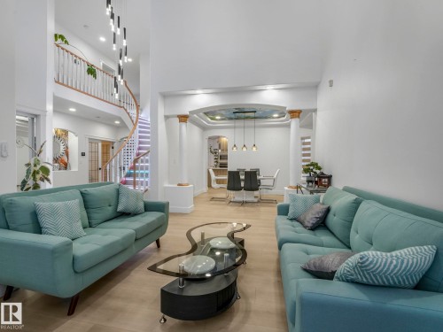 572 Butterworth Way, Edmonton, AB - Indoor Photo Showing Living Room