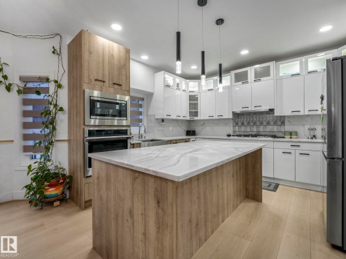 572 Butterworth Way, Edmonton, AB - Indoor Photo Showing Kitchen With Upgraded Kitchen